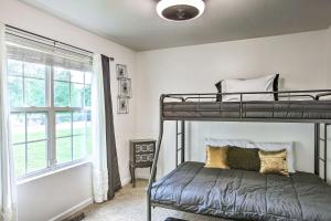 Letto o letti in una camera di Charming Springfield Escape with Furnished Deck