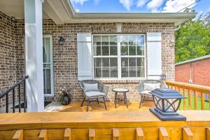 Balcone o terrazza di Charming Springfield Escape with Furnished Deck