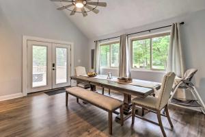 ein Esszimmer mit einem Holztisch und Stühlen in der Unterkunft Chic Long Pond Family Home with Fire Pits and Deck! in Long Pond
