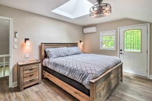 ein Schlafzimmer mit einem Bett, einer Kommode und einem Fenster in der Unterkunft Chic Long Pond Family Home with Fire Pits and Deck! in Long Pond