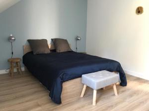 Ένα ή περισσότερα κρεβάτια σε δωμάτιο στο Petite maison chaleureuse