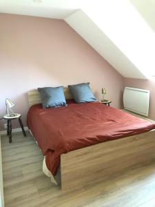 Ένα ή περισσότερα κρεβάτια σε δωμάτιο στο Petite maison chaleureuse