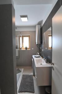Koupelna v ubytování Sea View Deluxe Apartment
