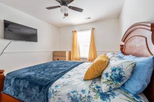 una camera con letto e TV a schermo piatto di Spacious 3 Beds 2 Bath 10Mins FROM EWR Airport, EASY ACCESS TO NYC, Downtown Newark & 3Mins Walk to BETH ISREAL HOSPITAL a Newark
