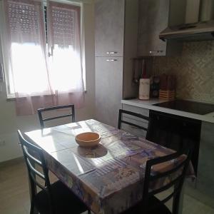 uma cozinha com uma mesa com uma tigela em Appartamento ROSA - Colori del Lago d'Orta - NUOVA STRUTTURA A OMEGNA em Omegna