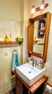 La salle de bains est pourvue d'un lavabo blanc et d'un miroir. dans l'établissement Apartamento Lavapies al lado del Rastro, à Madrid