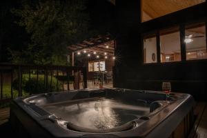 Fotografie z fotogalerie ubytování Alpine Highmark by KABINO Hot Tub Fire Pit Fully Fenced Backyard WiFi v destinaci Alpine