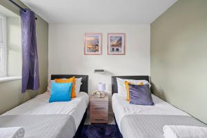 Giường trong phòng chung tại BridgeCity Cheerful 3 bedroom home in Nuneaton