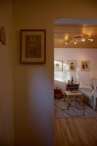 Apartment Amberg في أوتزال باهنهوف: غرفة معيشة مع أريكة وطاولة