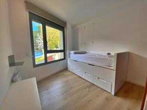 a small room with a bed and a window at Tucamp 3.6, a 30m del Funicamp in Encamp