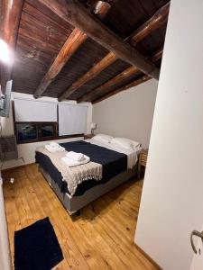 1 dormitorio con 1 cama en una habitación con techos de madera en Ivy Bariloche en San Carlos de Bariloche