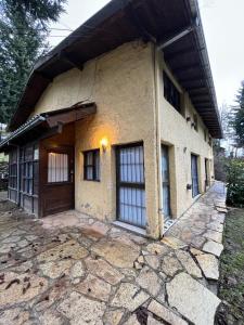 una casa con una puerta grande y un patio de piedra en Ivy Bariloche en San Carlos de Bariloche