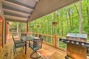 Gambar di galeri bagi Pet-Friendly Otto Mountain Cabin with Fireplace! di Otto