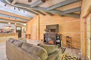 uma sala de estar com um sofá e um fogão em Otto Mountain Cabin Near Hiking with Fire Pit and Deck em Otto