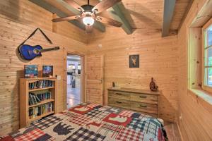 um quarto com uma cama e uma ventoinha de tecto em Otto Mountain Cabin Near Hiking with Fire Pit and Deck em Otto