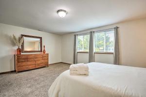 Un pat sau paturi într-o cameră la Welcoming Medford Home Near Parks and Downtown!