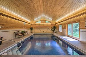 - une piscine avec un plafond en bois dans l'établissement Spacious Verndale Home with Backyard Fire Pit!, à Wadena