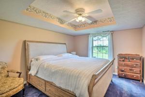 1 dormitorio con 1 cama y ventilador de techo en Anglers Ridge Waterfront Family Getaway! en Mammoth Spring