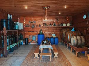 una habitación con barriles y una mesa en una cabaña en Matua guest house en Jvari