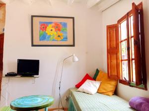 TV a/nebo společenská místnost v ubytování Arthouse Campos mit Haus Galeria 110qm und Appartementhaus mit Patio 30qm