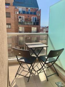 - un balcon avec une fenêtre doté de 2 chaises et d'une table dans l'établissement Ayres de Córdoba 2, Asador, Terraza, Balcón, Excelente Ubicación, à Córdoba