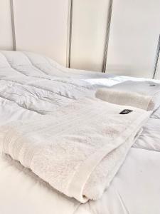 a white bed with white sheets and pillows at Ayres de Córdoba 2, Asador, Terraza, Balcón, Excelente Ubicación in Cordoba