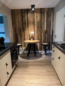 cocina con mesa en el centro de una habitación en Landliebe en Nieblum