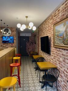 een restaurant met tafels en stoelen en een tv aan een bakstenen muur bij Santra Bosphorus Hotel in Istanbul