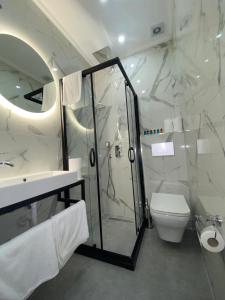 uma casa de banho com um chuveiro e um WC. em Santra Bosphorus Hotel em Istambul