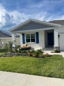 une maison avec un banc dans la cour avant dans l'établissement Cozy suites 4 less, à Haines City