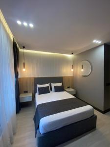 Santra Bosphorus Hotel في إسطنبول: غرفة نوم بسرير كبير ومرآة