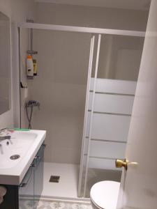 een badkamer met een douche, een toilet en een wastafel bij BARBATE MIRAMAR in Barbate