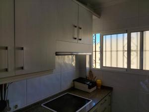een keuken met een wastafel en een raam bij BARBATE MIRAMAR in Barbate