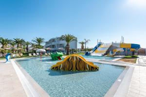 een zwembad in een resort met een waterpark bij SANDY BEACH in Marmari