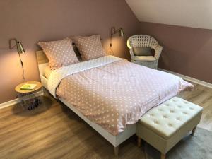 1 dormitorio con 1 cama grande y 1 silla en Longère bretonne chaleureuse près de la mer, en Yvias