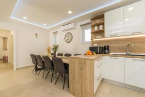 Kuchyň nebo kuchyňský kout v ubytování Villa San Antonio - Heated pool