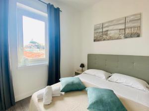una camera da letto con un grande letto e una finestra di YOUR VATICAN TERRACE a Roma