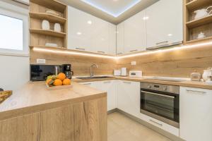 Kuchyň nebo kuchyňský kout v ubytování Villa San Antonio - Heated pool