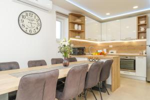Kuchyň nebo kuchyňský kout v ubytování Villa San Antonio - Heated pool