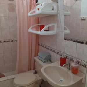 małą łazienkę z toaletą i umywalką w obiekcie Piso de Kireyna w Cuzco