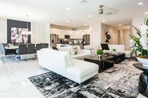 Posezení v ubytování Sunshine Getaway: Stylish Home in Orlando