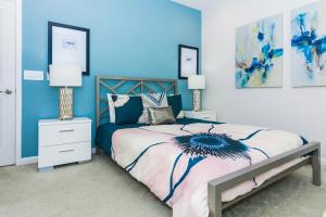 Postel nebo postele na pokoji v ubytování Sunshine Getaway: Stylish Home in Orlando + 50 fotografií