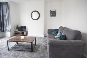 sala de estar con sofá y mesa de centro en 20b Ralph rd en Bristol
