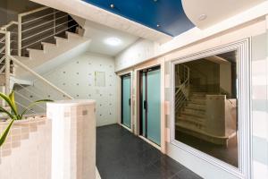 un corridoio di una casa con scala di The View - Sea, Surf and Lisbon a Costa da Caparica