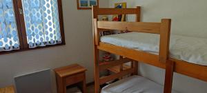 1 dormitorio con 2 literas y espejo en Bel appartement avec vue, en Barèges