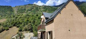 un gran edificio con vistas a la montaña en Bel appartement avec vue, en Barèges