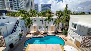 una vista sulla piscina dal balcone di un edificio di North Beach Hotel a Fort Lauderdale