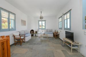 Il comprend un salon doté d'une télévision à écran plat et d'un canapé. dans l'établissement Astraia, à Agios Ioannis
