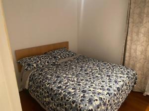 a bedroom with a bed with a black and white comforter at Departamento Vistamar 4 puertas del pacifico in Arica