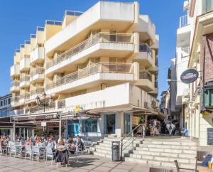 een groep mensen die in stoelen voor een gebouw zitten bij Puerta del Sol TRM only adults Aparts in Torremolinos